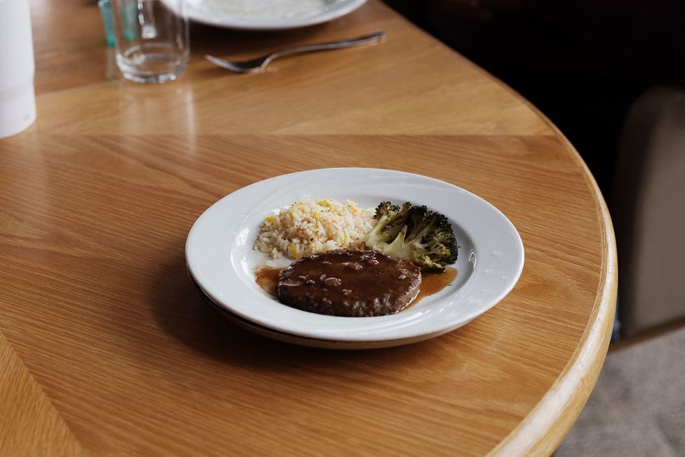 Teller mit Fleischgericht