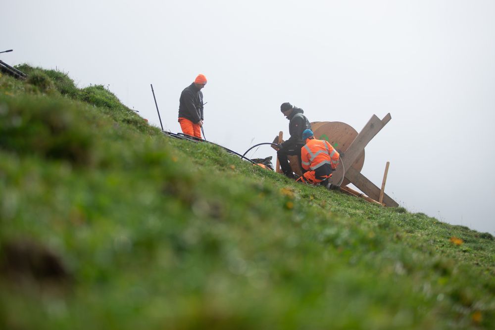 Mehrere Mitarbeiter der Arnold AG beim Verlegen der neuen Leitungen