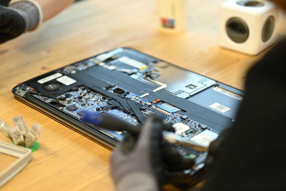 Les ordinateurs portables mis au rebut sont reconditionnés dans l’atelier.