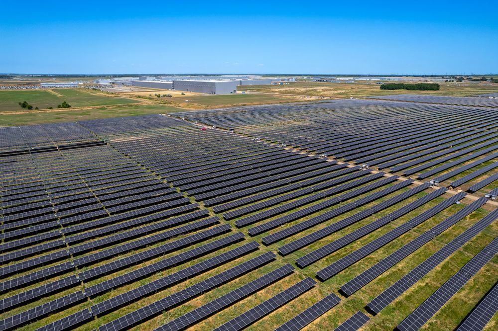 Die iFactory kommt gänzlich ohne fossile Energieträger aus. Gefertigt werden hier auch Hochvoltbatterien für den BMW iX3. Foto: BMW Group