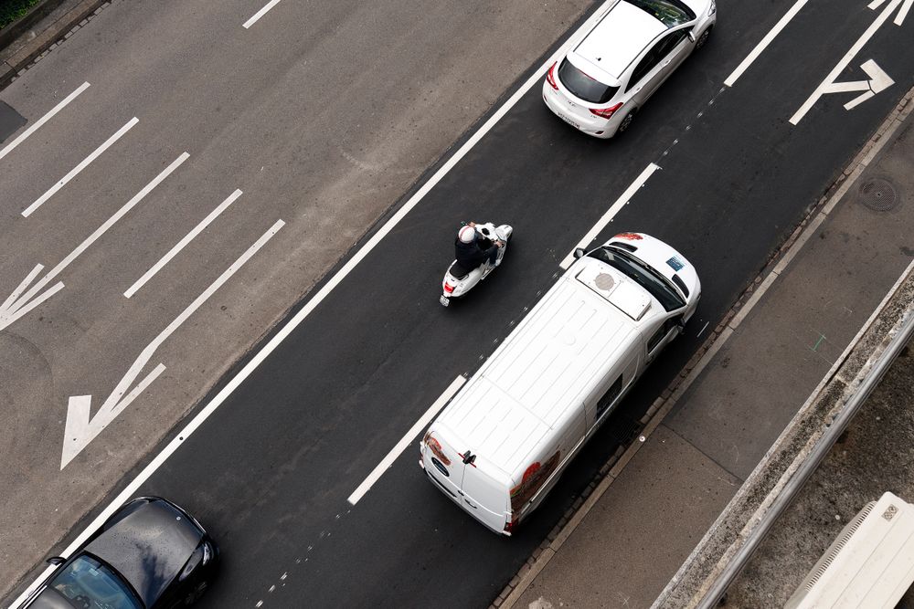 Auto e moto che guidano su una strada