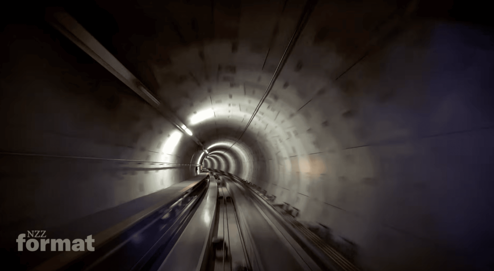 Ein Zug fährt durch einen Tunnel: Blick aus der Fahrerkabine