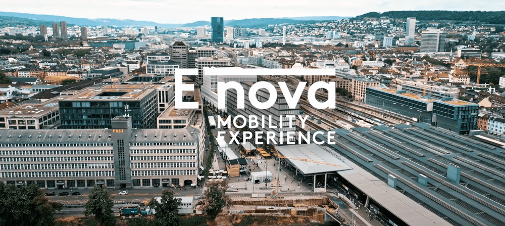 Drohnenaufnahme der Europaallee beim Hauptbahnhof Zürich mit dem Schriftzug "E-nova Mobility Experience"