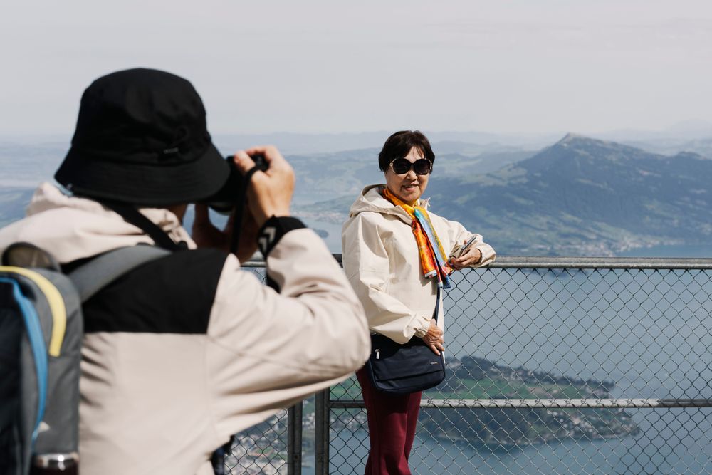 Eine Touristin aus China lässt sich von ihrem Begleiter auf dem Pilatus fotografieren