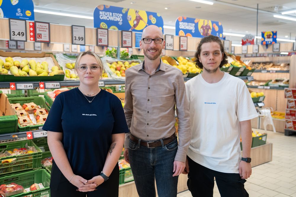 Evelyne Heckendorf et Dario Leardi (à droite) ont dirigé la filiale Lidl de Willisau - avec le soutien de Stefan Andexer, Chief Human Resources Officer chez Lidl Suisse.