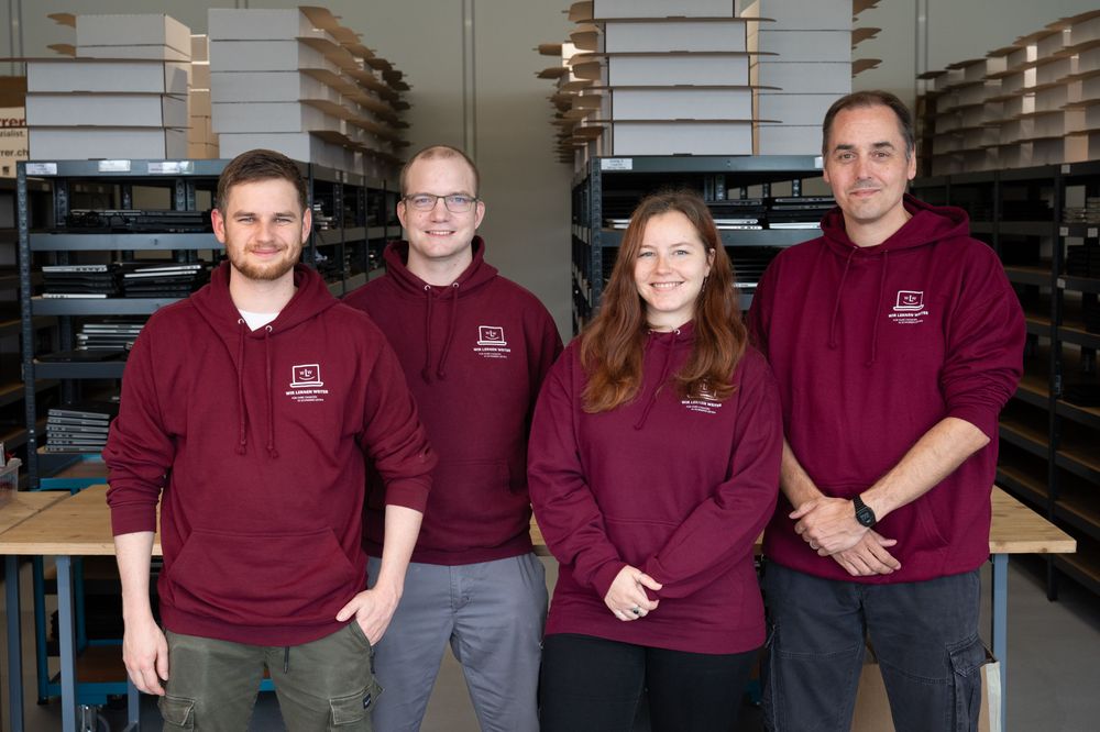 Depuis la création de l’association en avril 2020, l’équipe dirigée par le fondateur Tobias Schär (à gauche) donne une nouvelle vie aux déchets électroniques.