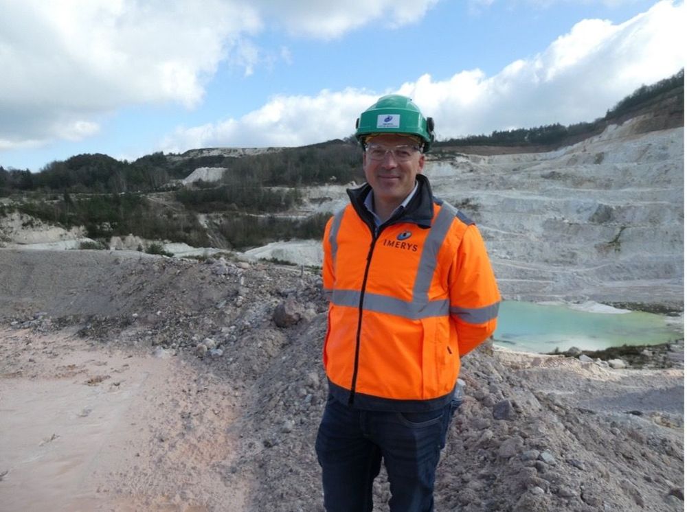 Le directeur de l'usine, Christopher Heymann, dans la mine de kaolin en Auvergne, où le lithium doit être extrait.