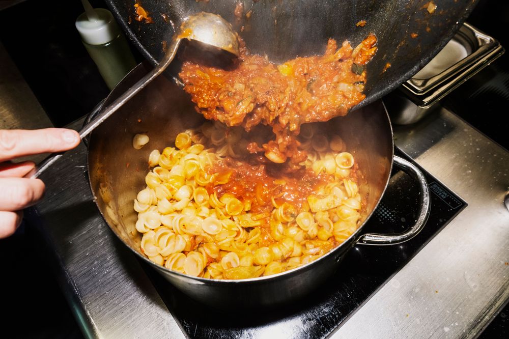 Les aliments cuits sont transférés d'une casserole à une autre.