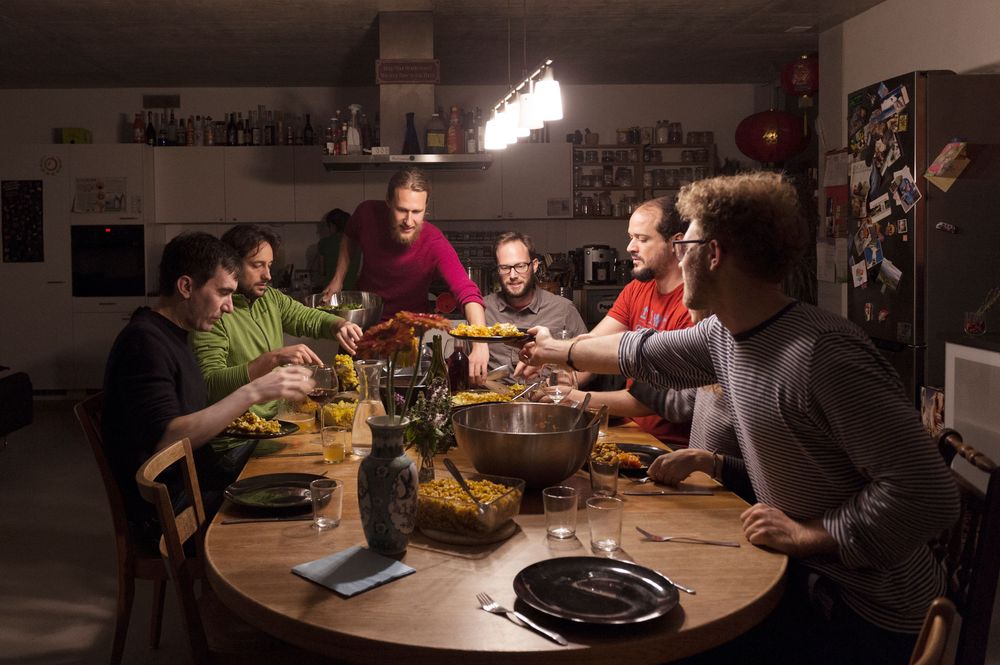 Une colocation dîne ensemble