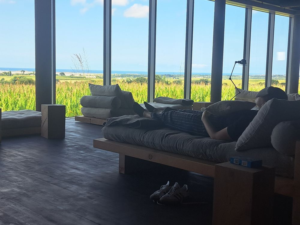 Der neue Ruheraum des Hotels La Butte: Die Matratzen sind aus Naturwolle gefertigt, die Kissen mit unbehandeltem Leinen bezogen. Bild: Bettina Kaps