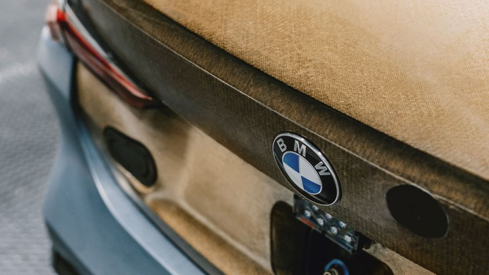 Einsatz von Naturfasern im BMW M4 GT4: Der Autohersteller setzt auf die von Bcomp entwickelte Bio-Leichtbauweise.