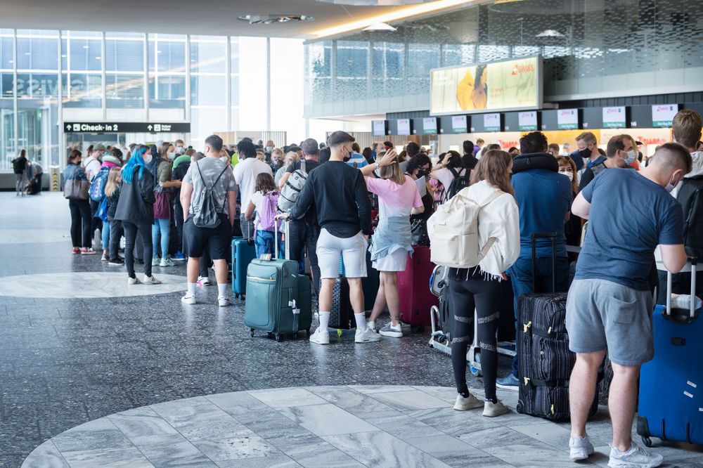 Les voyageurs font la queue devant les guichets d'enregistrement de l'aéroport de Zurich