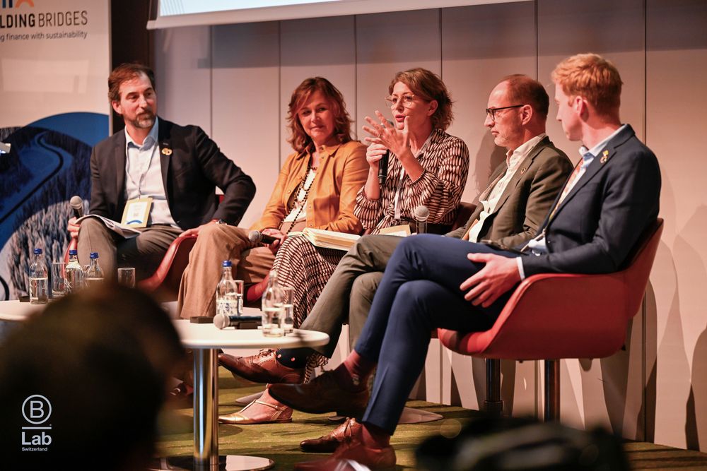 Die Teilnehmenden der Podiumsdiskussion am Building Bridges Summit in Genf (von links nach rechts): Jonathan Normand, Angela de Wolff, Rosa Sangiorgio, Markus Reubi und Tim Polaszek. 