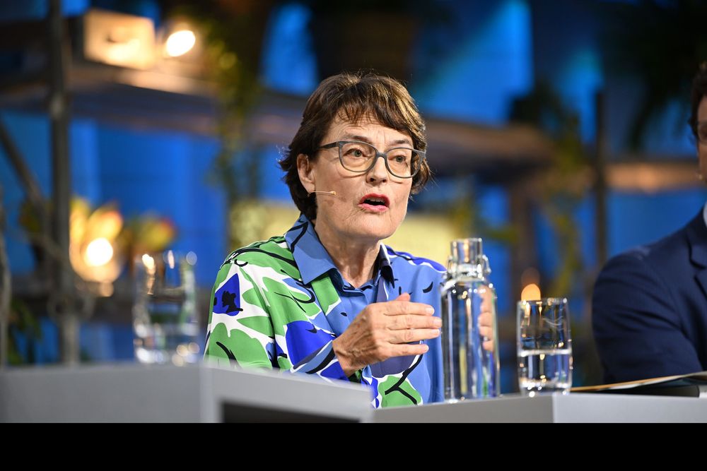 Antoinette Hunziker-Ebneter s'exprime sur une scène