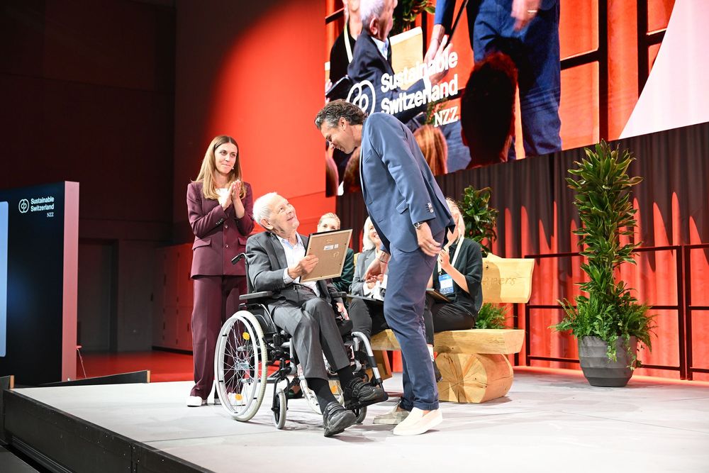 Walter Stahel erhält die Auszeichnung Sustainable Shaper 2025 am Sustainable Switzerland Forum in Bern.