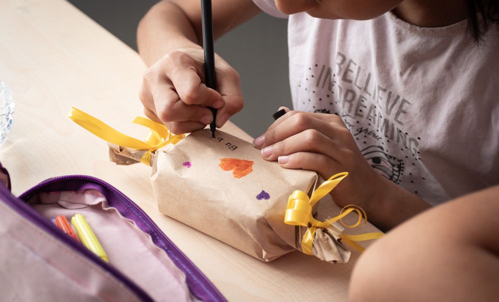 Im Rahmen der Weihnachtsaktion von Save the Children gestalten Freiwillige liebevolle Geschenke und Grusskarten für geflüchtete Kinder in Schweizer Asylzentren. 