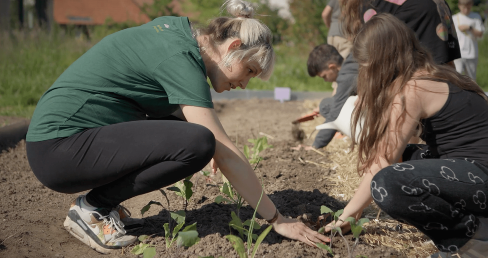 Simone Nägeli bei der Arbeit in einem von ihr lancierten Schulacker