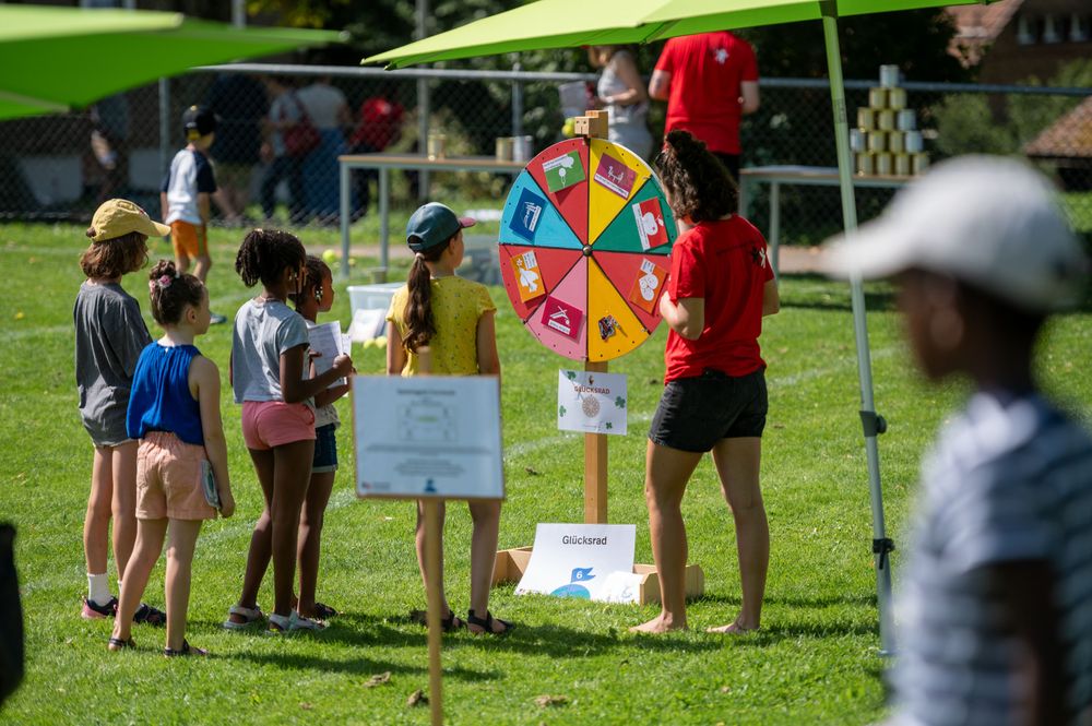 Bild des Glücksrads beim Sommerfest des Kinderdorf Pestalozzi
