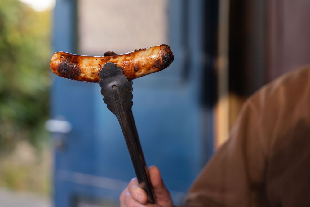 Eine neue Bratwurst mit Erbsenprotein sorgte im Zoo Zürich kürzlich für Diskussionen. 