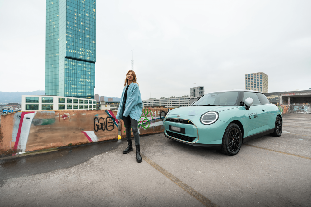 Lynn Grütter con la sua MINI Cooper completamente elettrica