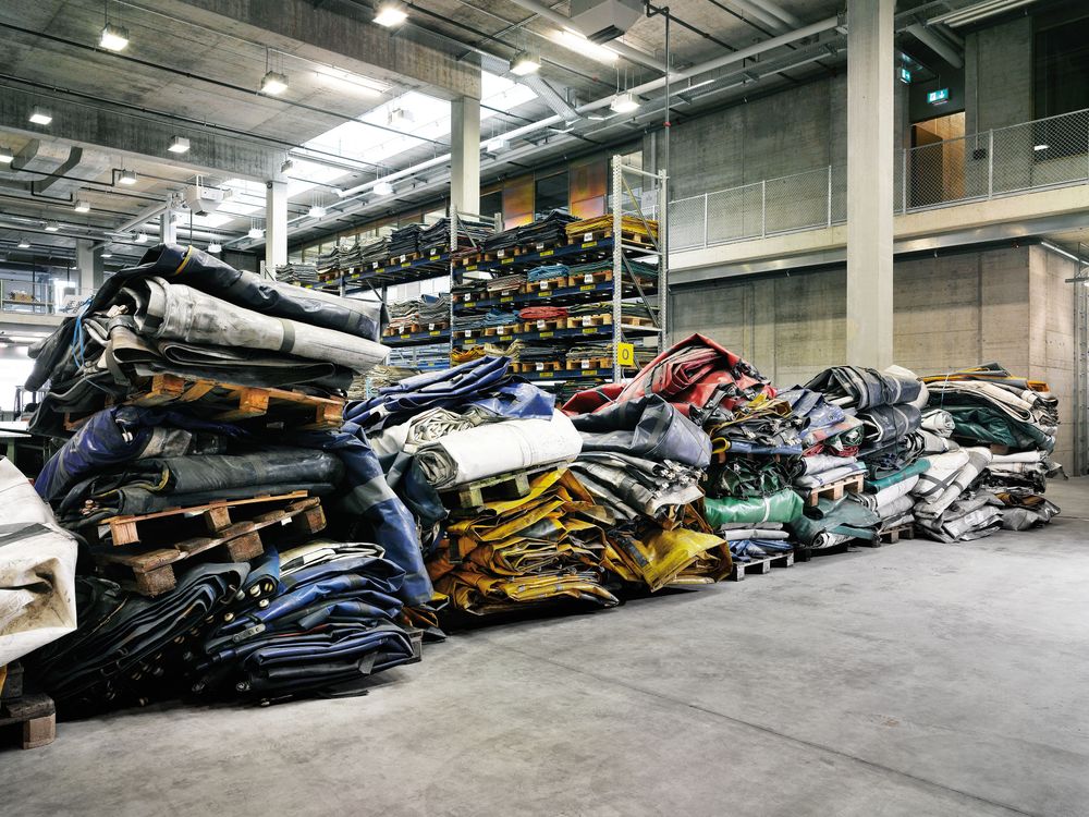 Gestapelte LKW-Planen von Freitag sind zu sehen.