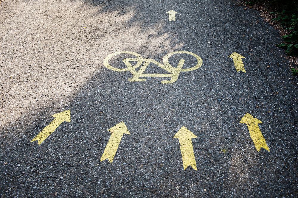 Segnaletica per una pista ciclabile a terra