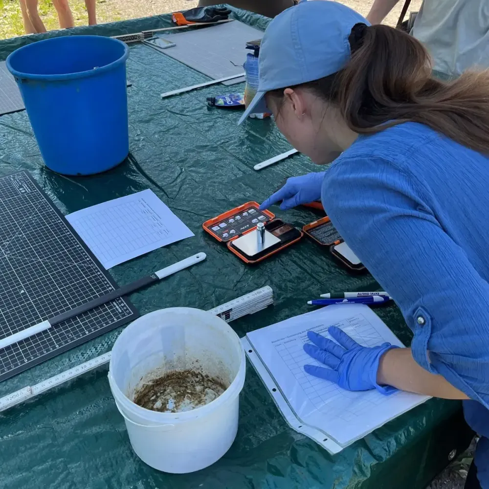 Eine Freiwillige des Vereins Krake (Kölner Rhein-Aufräum-Kommando-Einheit) katalogisiert Müll nach internationalen Standards.