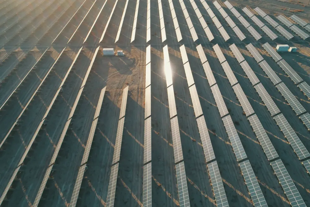 China hat viel Landfläche, um den Ausbau der erneuerbaren Energien voranzubringen: riesige Solaranlagen in der Wüste der Provinz Xinjiang.