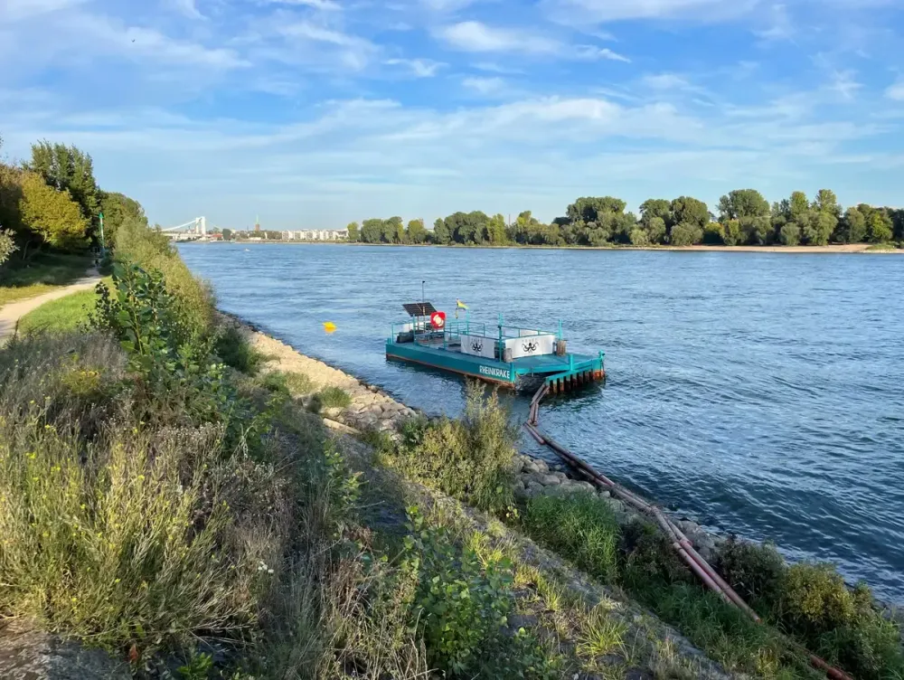 Eine schwimmende Plattform filtert Müll aus dem Rhein bei Köln.
