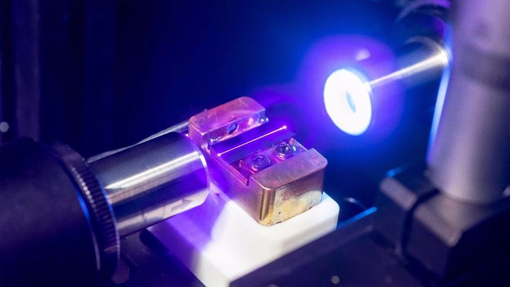 Lasertest eines Lichtwellenleiters der neuen Chips in einem Q.ant Labor in Stuttgart