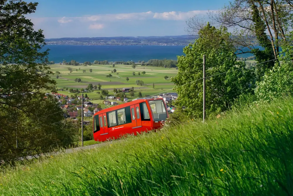 Visualisierung der Appenzeller Bahnen, wie sie ab 2026 zwischen Rheineck und Walzenhausen vollautomatisch fahren will 