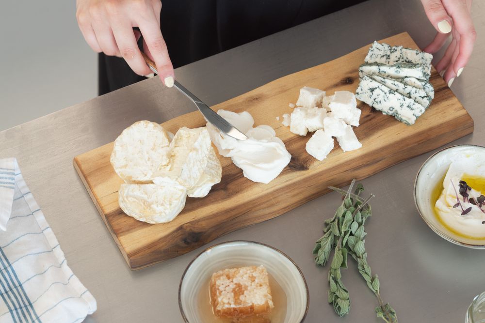 Ohne Milch hergestellter Käse an einer Präsentation.