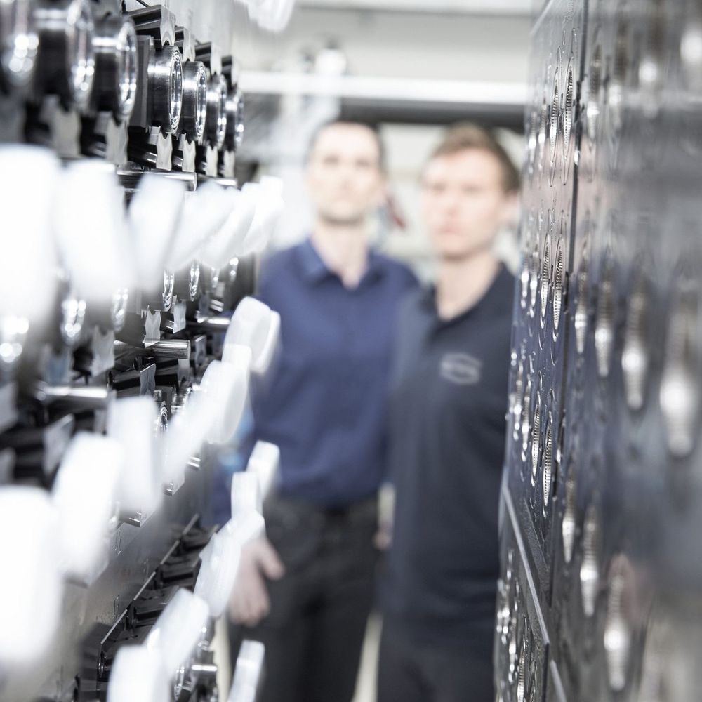 Produktionsverlagerungen in die USA und EU: Schweizer KMU verraten ihre Pläne