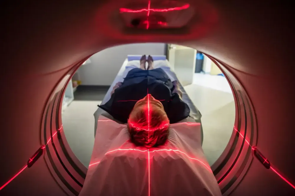 Eine Patientin im PET-Scanner: Krebserkrankungen sind so individuell wie die Menschen, die sie betreffen.