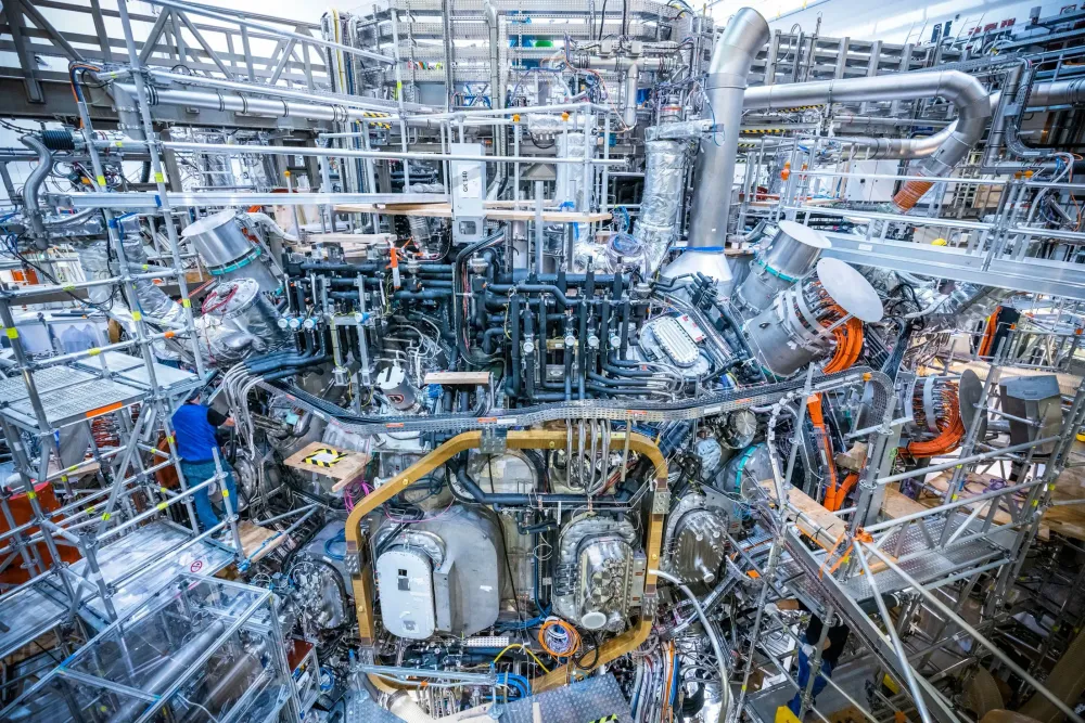 Der Fusionsreaktor Wendelstein 7-X in Greifswald ist der weltweit grösste Stellarator.
