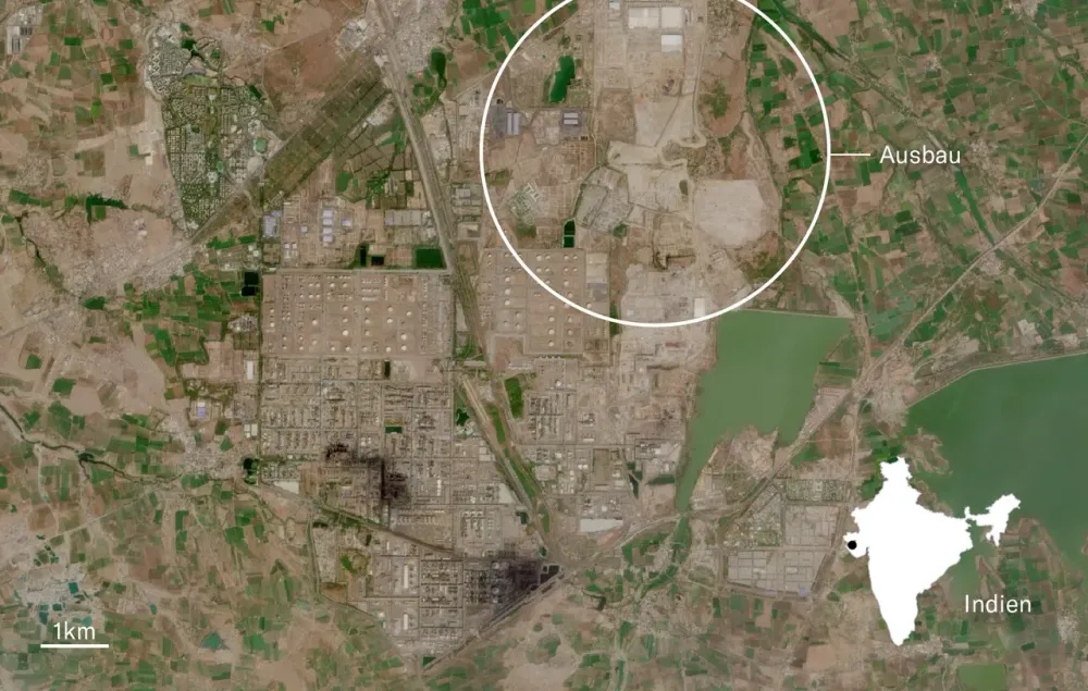 Auf Satellitenbildern ist ersichtlich, wie weiter im Umfeld der Raffinerie in Indien gebaut wird