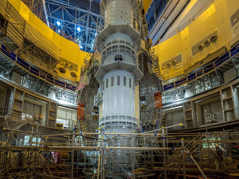 Der Fusionsreaktor Iter nimmt langsam Gestalt an. Zwei von neun Segmenten des Vakuumgefässes sind bereits installiert. ITER