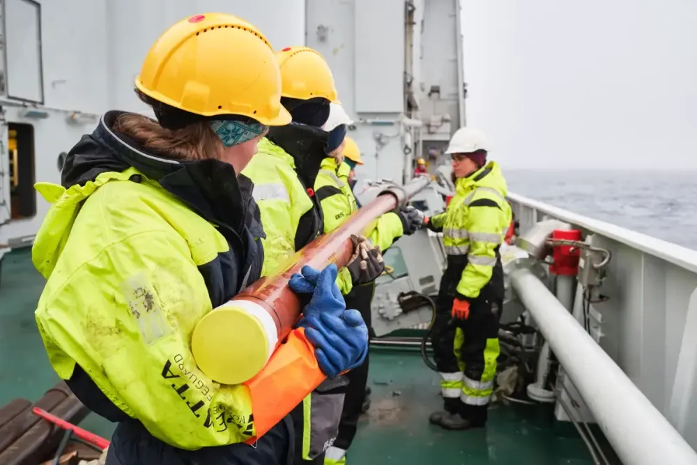 Forschende an Bord des Eisbrechers «Kronprins Haakon» sichern einen Sedimentkern aus dem arktischen Meeresboden.