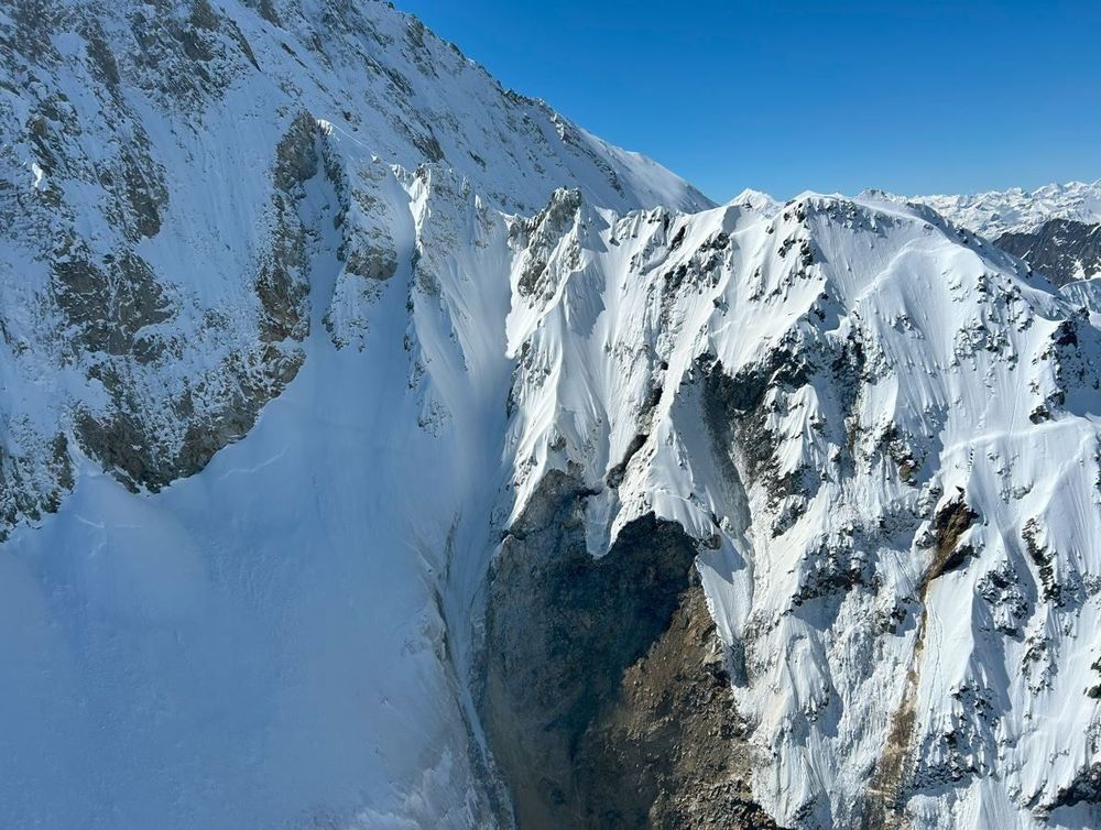 Der Berg oberhalb von Blatten bewegt sich. Blick auf die Ostflanke im Bereich Nesthorn/Birchgletscher.