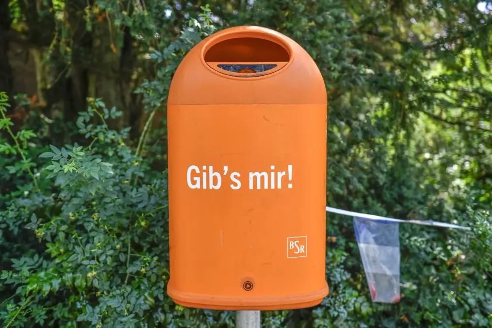 Sarkastische Kübel in Berlin