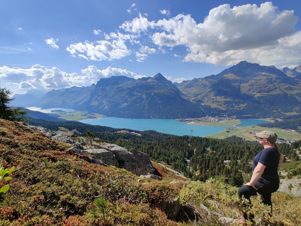 La professeure de l'EPFZ Kristy Deiner se tient sur une colline avec vue sur le panorama.