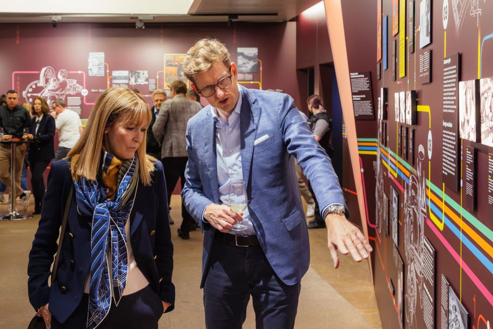 Mobiliar-CEO Michèle Rodoni und Leiter des Jubiläumsprojekts Michel Gicot an der Ausstellungsvernissage am 3. März 2026.