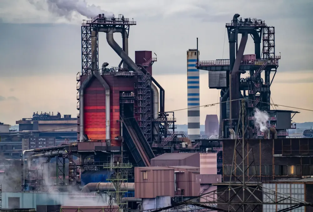 Der Hochofen 8 (links) von ThyssenKrupp Steel in Duisburg wird schon heute mit Wasserstoff betrieben.