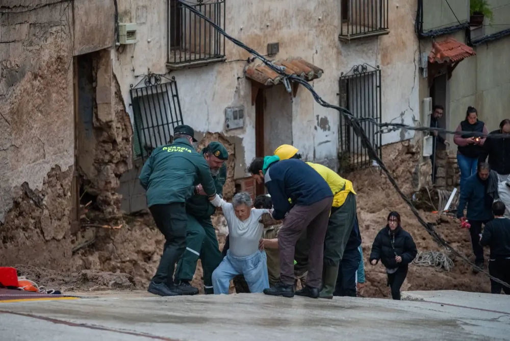 Rettungskräfte befreien im Dorf Letur in der Region Albacete mehrere Personen aus ihren Häusern.