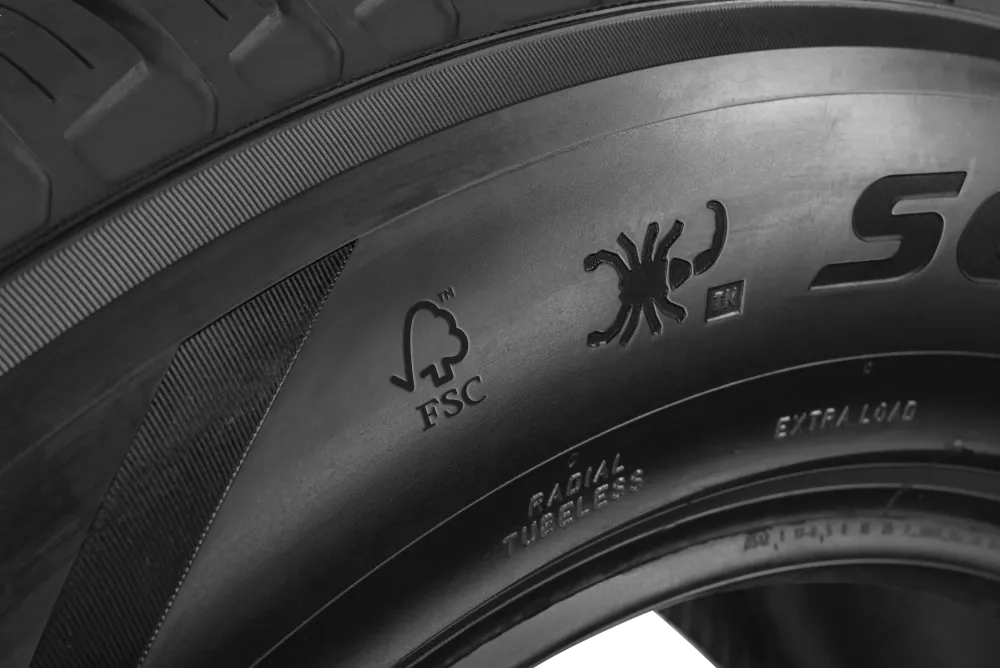 Das Logo der Forest Stewardship Council (FSC) auf einem Pneu von Pirelli