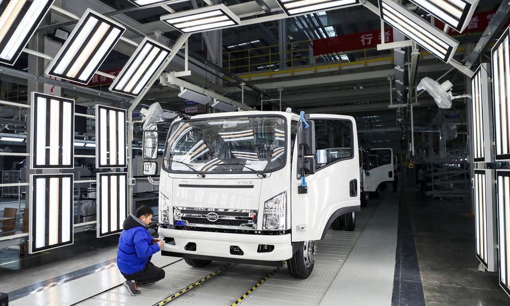 Fertigungsstrasse des chinesischen E-Fahrzeug-Herstellers BYD: Bei schweren Fahrzeugen kommt die Elektrifizierung nicht voran. Bild: Imago 