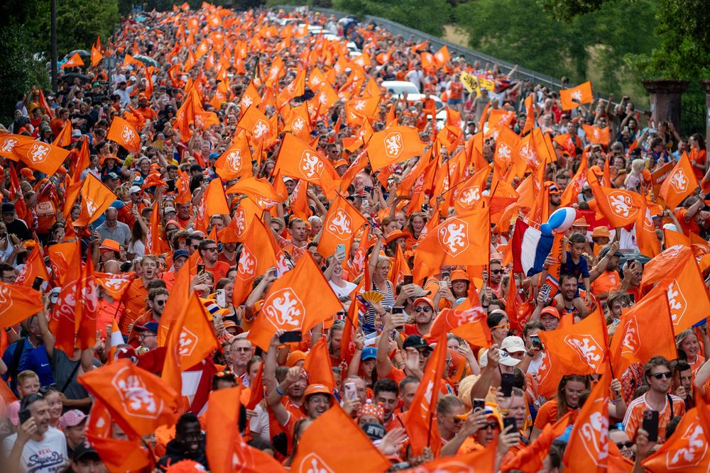Les supporters de l'équipe néerlandaise en route pour le match au Parc Saint-Jacques de Bâle.