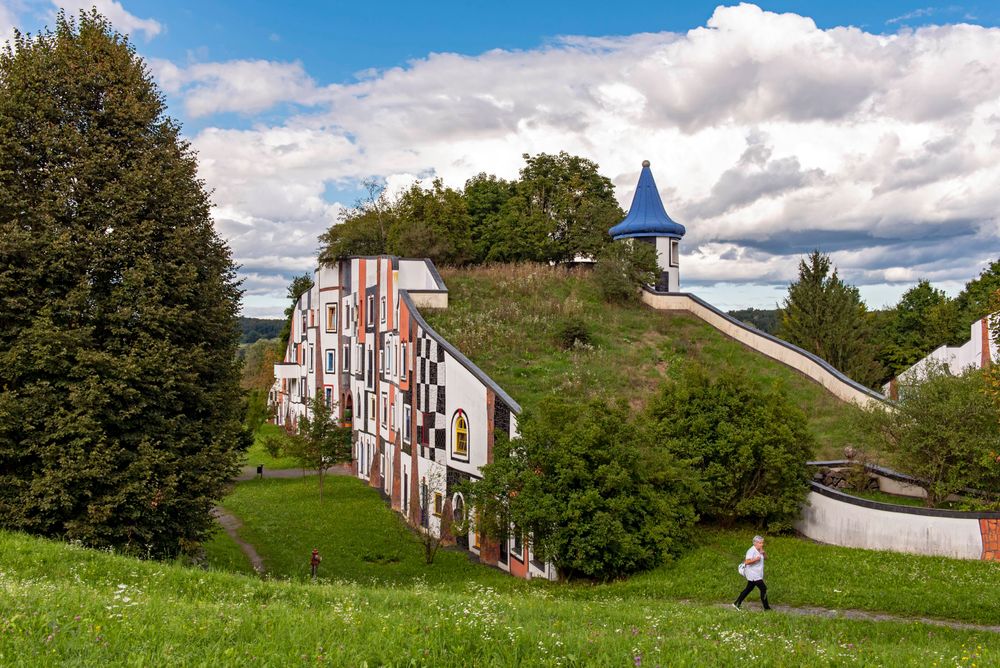 Das begrüntes Dach des Kunsthauses im österreichischen Bad Blumau, entworfen von Hundertwasser. 