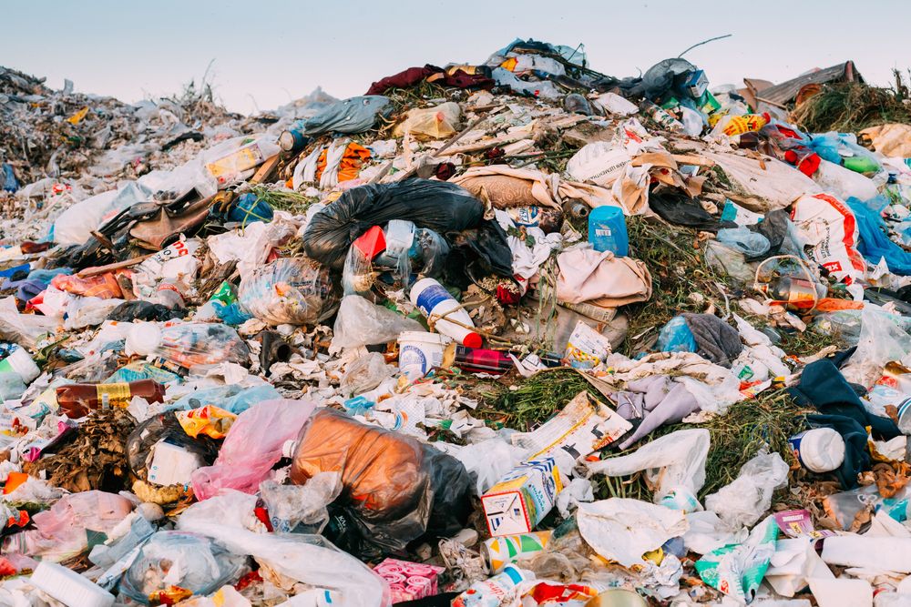 Una discarica di rifiuti urbani