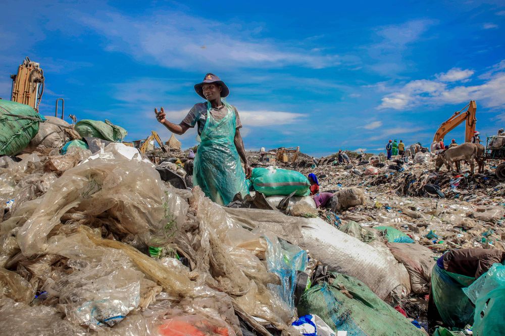 Eine Müllsammlerin auf der Deponie in Dandora, Kenia
